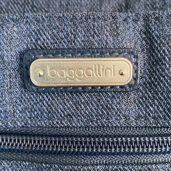 Baggallini Denim Blue Multi Pocket Purse - Picture 2 of 7